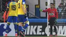 Pemain PSG, Dani Alves (kanan) menjadi kiper dadakan setelah Kevin Trapp mendapatkan kartu merahsaat melawan Sochaux. Ketika itu bek asal Brasil tersebut mampu menjalankan tugas dengan baik. (AFP/Patrik Hertzog)