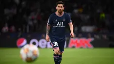 Adu penalti merupakan bagian dari permainan sepak bola yang paling menegangkan. Tak semua pemain menguasai teknik seni pertempuran psikologis dengan sang penjaga gawang, bahkan sekelas Lionel Messi. Berikut 5 eksekutor tendangan 12 yard terbaik sepanjang masa. (AFP/Franck Fife)