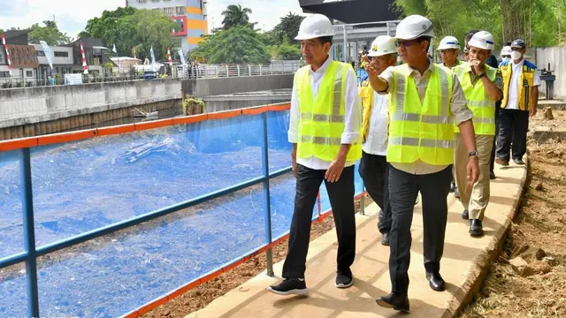 Jokowi Tinjau Proyek Sodetan Kali Ciliwung