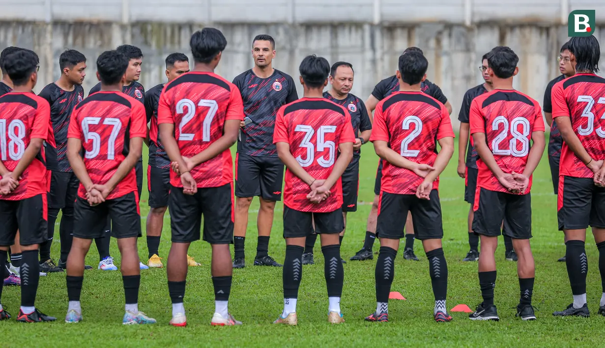 

<p>Pelatih baru Persija Jakarta, Carlos Pena berbicara dengan para pemain saat memimpin latihan perdana yang berlangsung di Nirwana Park, Bojongsari, Sawangan, Sabtu (29/06/2024). (Bola.com/Bagaskara Lazuardi)
<p>” data-template-var=”image”></picture>
<div>
<p><span>1</span><span>/</span><span>7</span>
<p>Pelatih baru Persija Jakarta, Carlos Pena berbicara dengan para pemain saat memimpin latihan perdana yang berlangsung di Nirwana Park, Bojongsari, Sawangan, Sabtu (29/06/2024). (Bola.com/Bagaskara Lazuardi)
</div>
</div>
</figure>
<figure id=