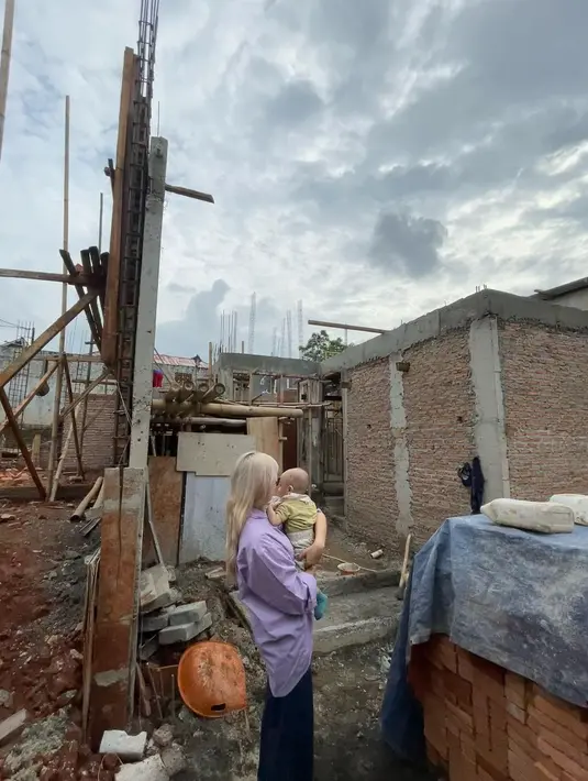Baru-baru ini ia beli tanah dan mengajak sang putra melihat-lihat. Ini akan jadi rumah baru bagi Fathia, suami dan Tsabit. [Instagram @kittendust]