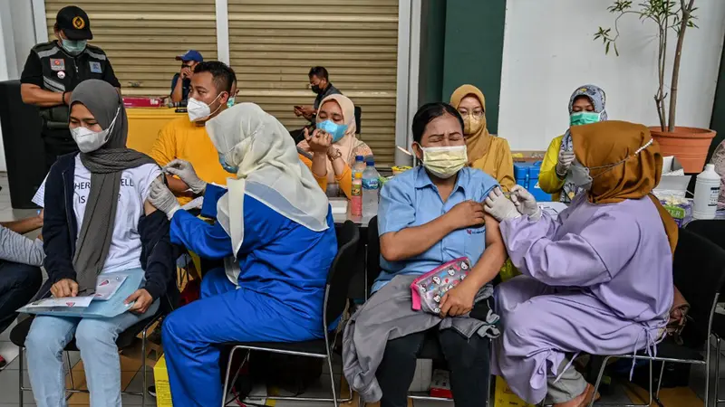 FOTO: Pelaksanaan Vaksinasi COVID-19 di Surabaya
