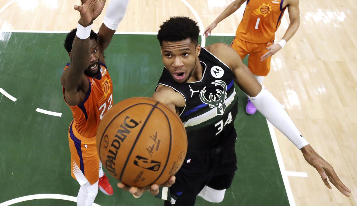 Giannis Antetokounmpo berhasil mencetak double-double dengan rincian 50 poin, 14 rebound, dua assist, dan lima blok dalam 42 menit bermain. Hal itu berarti 47,6 persen dari total poin milik Milwaukee Bucks di gim keenam dicetak oleh dirinya. (Foto: AP/Pool/Justin Casterline)