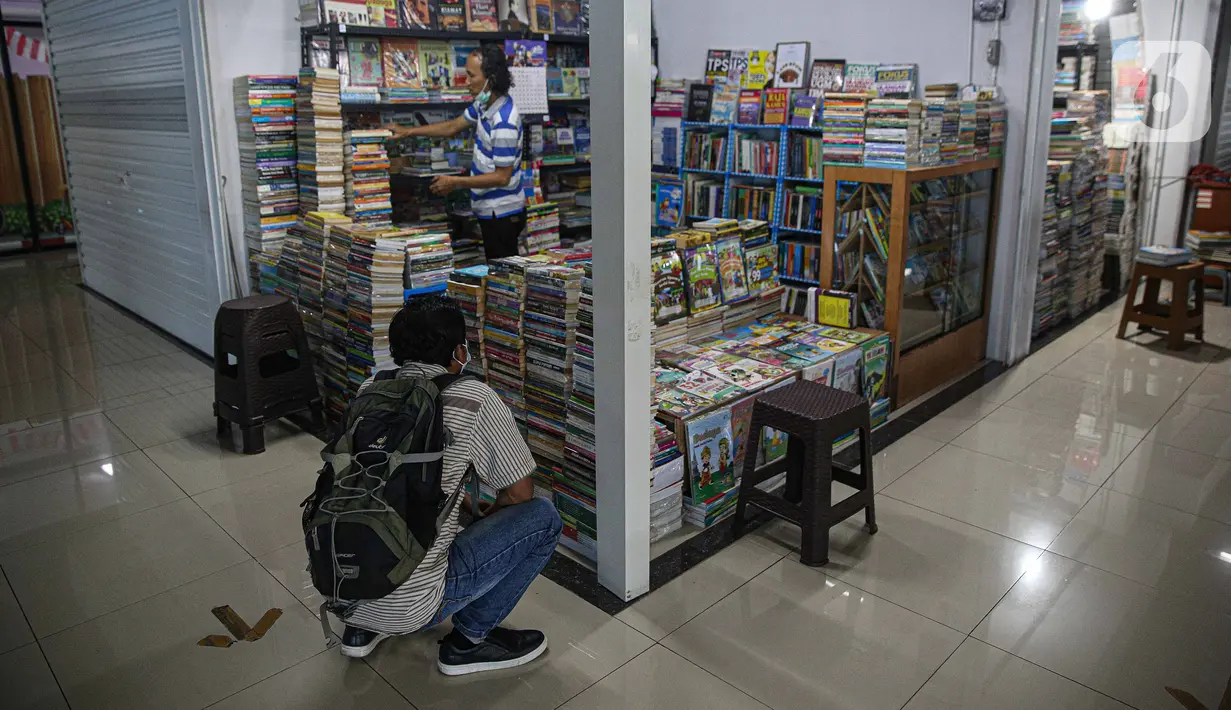 Seorang pria mencari buku bacaan di Pasar Kenari, Jakarta, Rabu (24/11/2021). Pasar Buku Kenari sangat sepi dari pengunjung di saat masa pandemi Covid-19 sekarang ini. (Liputan6.com/Faizal Fanani)