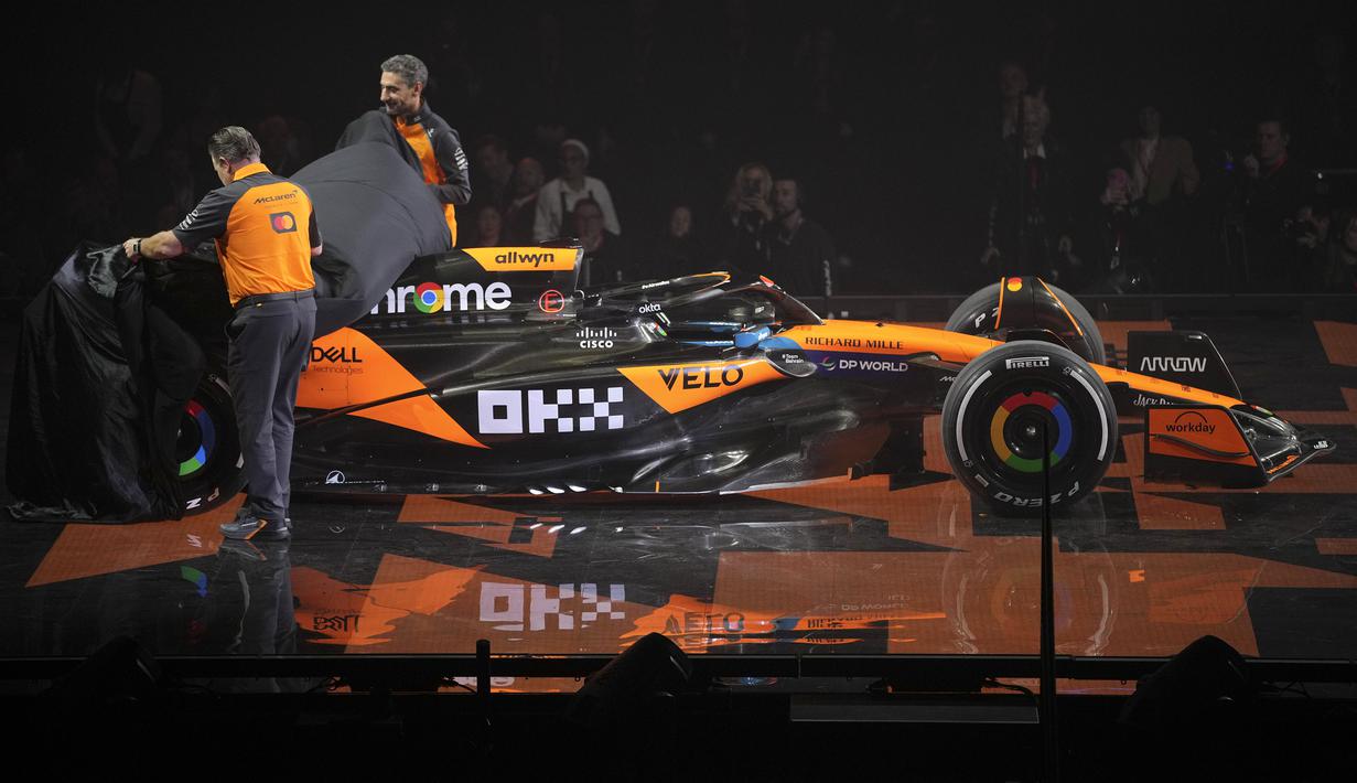 Mobil McLaren untuk musim 2025 saat peluncuran tim Formula 1 yang bertajuk 'F1 75' di O2 Arena, London, Selasa (18/02/2025). (AP Photo/Kin Cheung)