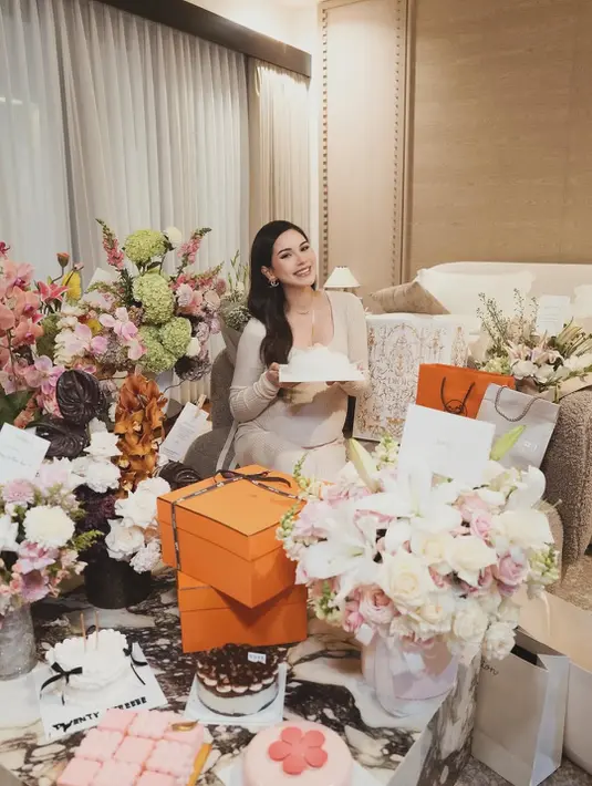 Dalam potret yang dibagikan di media sosial, Alyssa Daguise tampak berseri-seri saat menerima kue ulang tahun di tengah dekorasi bunga bernuansa pastel yang lembut dan romantis. [@alyssadaguise].