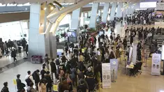 Penumpang yang mengenakan masker antre untuk menaiki pesawat pada malam liburan Tahun Baru Imlek di terminal penerbangan domestik bandara Gimpo di Seoul, Korea Selatan, Kamis (11/2/2021). Liburan Tahun Baru Imlek adalah salah satu hari libur tradisional utama negara itu. (AP Photo/Ahn Young-joon)