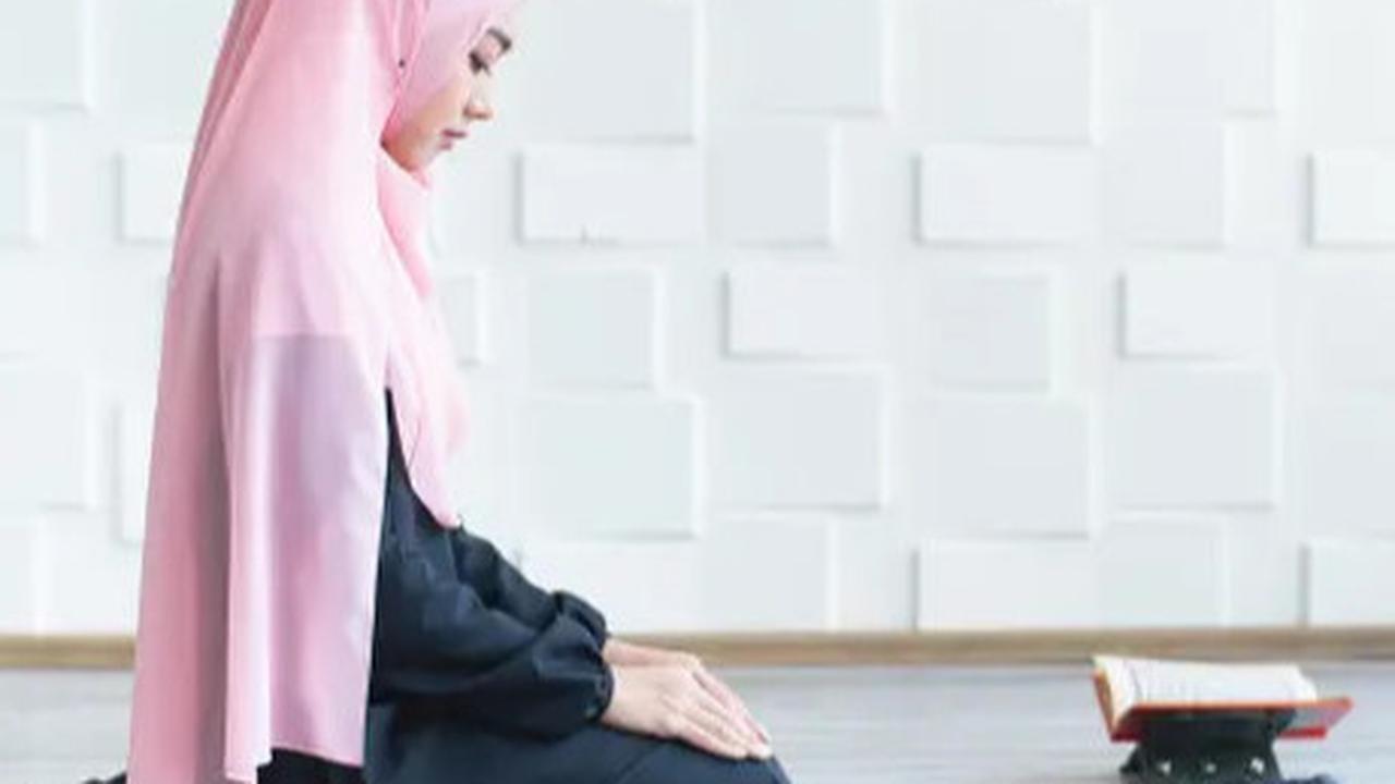 Pakaian Terbaik Perempuan untuk Sholat di Rumah, Ini Penjelasan Ustaz Adi Hidayat