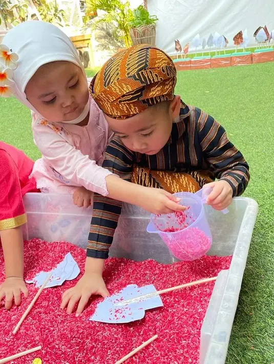 Rayyanza bersama Kamya, anak Fitri Tropica tampak antusias mengikuti rangkaian lomba yang diadakan sekolah. Jika Cipung memakai baju adat Jawa, Kamya tampil manis dengan baju adat Bali. Diketahui, acara 17-an di sekolah Rayyanza berlangsung meriah, dengan mengundang pedagang kaki lima, bajaj hingga kereta mini.
(Liputan6.com/IG/@raffinagita1717)
