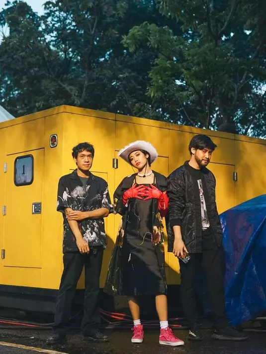 8. Meski outfit pilihannya kala manggung selalu tak biasa, Widi tak pernah luput dari pujian netizen. (Instagram/_widikidiw_).