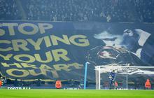 FOTO: Tak Bikin Vinicius Kendor! Inilah Makna Spanduk Ejekan 'Stop Crying Your Heart Out' dari Fans Manchester City