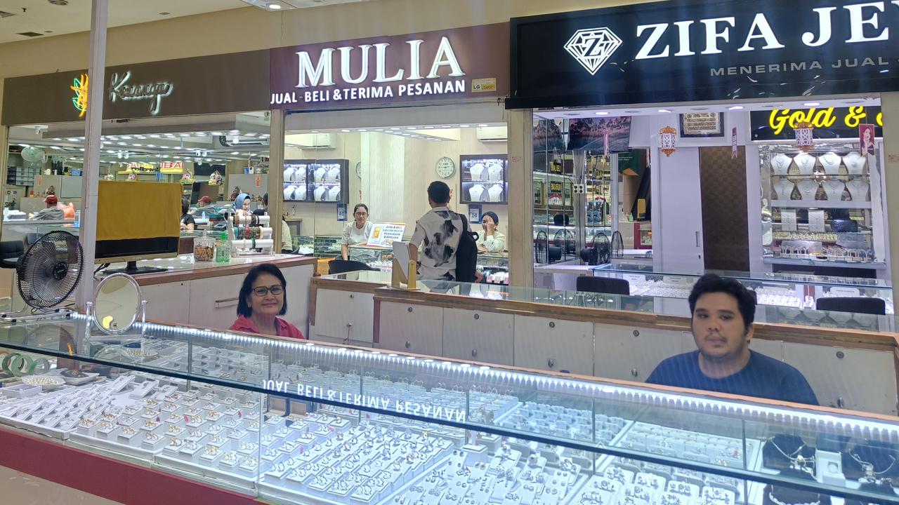 Duka Pedagang Emas Cikini di Tengah Antrean Panjang Butik Antam