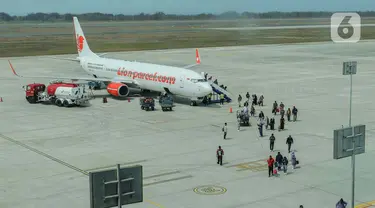 Sejumlah calon penumpang pesawat terbang saat berada di Bandara International Yogyakarta, Jumat (3/11/2023). (Liputan6.com/Angga Yuniar)