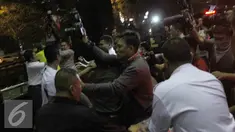 Suasana kegaduhan di depan Gedung KPK, Jakarta, Senin (6/7/2015). Massa pendukung Budi Antoni Aljufri dan Suzanna melakukan pemukulan kepada wartawan yang sedang meliput (Liputan6.com/Helmi Afandi)