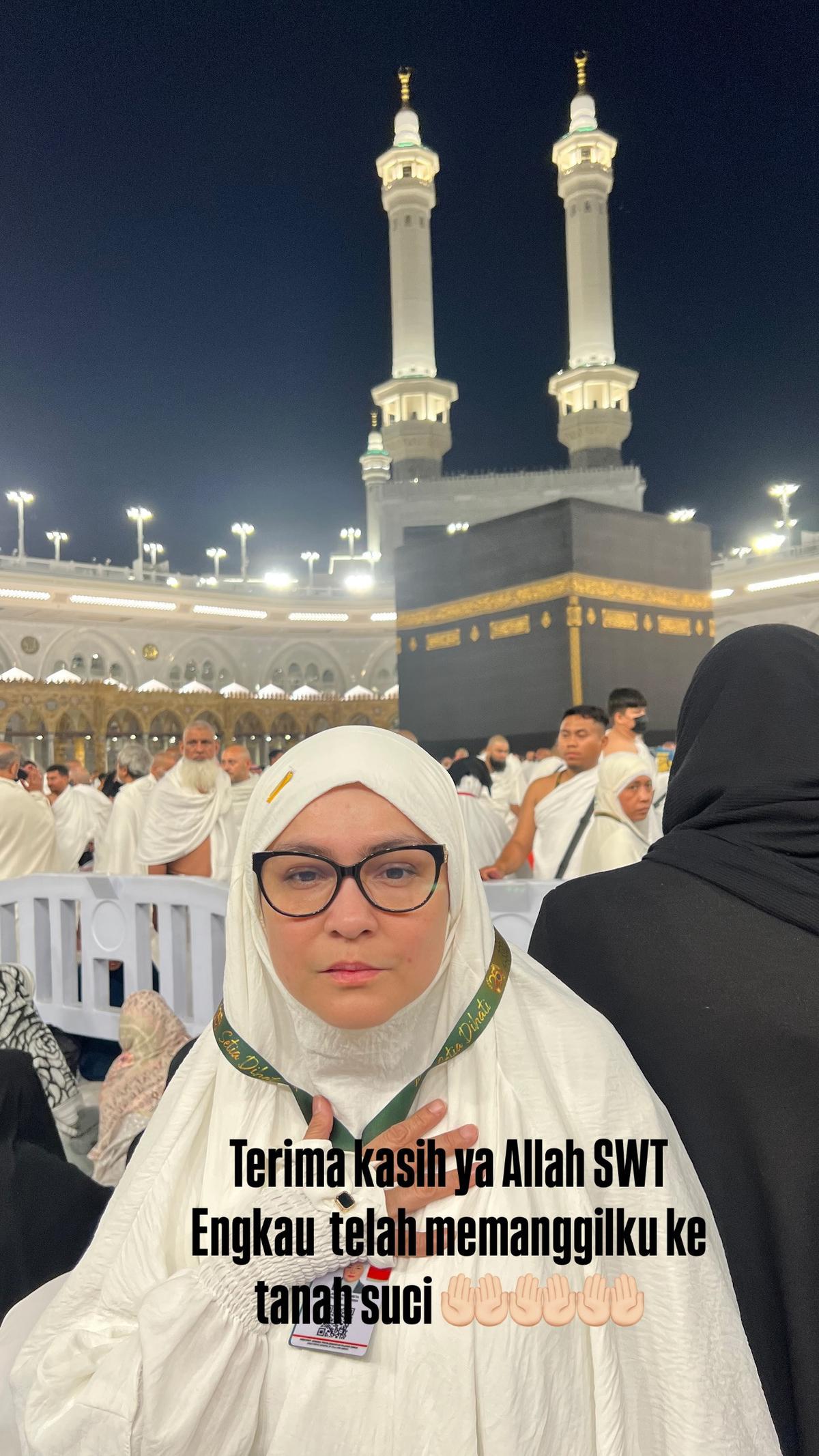 Umrah di Bulan Ramadan, Uya Kuya Perlihatkan Suasana Menunggu Buka Puasa di Depan Ka'bah