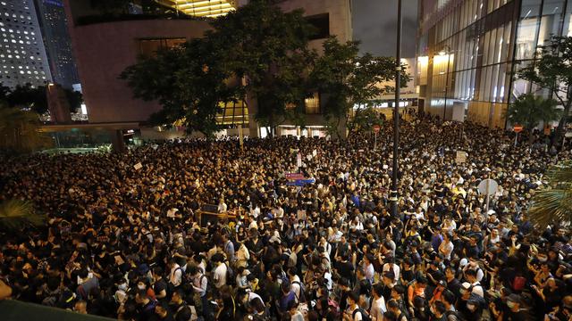 Ribuan PNS di Hong Kong ikut bergabung dalam barisan demonstran massa pro-demokrasi (AP Vincent Thian)