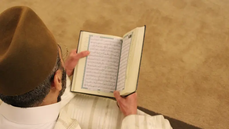 Ilustrasi muslim membaca Al-Qur'an
