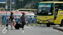  Pemudik dari wilayah Jawa Barat mulai tiba di Terminal Kampung Rambutan, Jakarta Timur, Sabtu (9/7). Puncak arus balik Lebaran diprediksi terjadi pada Sabtu- Minggu (9-10) Juli 2016. (Liputan6.com/Yoppy Renato)