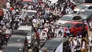 Ratusan massa berkonvoi mengawal Rizieq Shihab usai tiba di Bandara Soekarno-Hatta, Tangerang, Banten, Selasa (10/11/2020). Konvoi tersebut dilakukan untuk mengawal perjalan Rizieq Shihab menuju kediamannya di Petamburan, Jakarta. (Liputan6.com/Angga Yuniar)