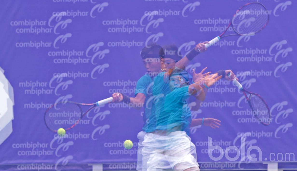 Aksi David Susanto  melepaskan pukulan kearah Enzo Couacaud pada laga perdelapan final Combiphar Indonesia Open 2017 di Hotel Sultan, Rabu (8/2/2017). Enzo mengalahkan David 4-6, 6-3, 6-4. (Bola.com/Nicklas Hanoatubun)