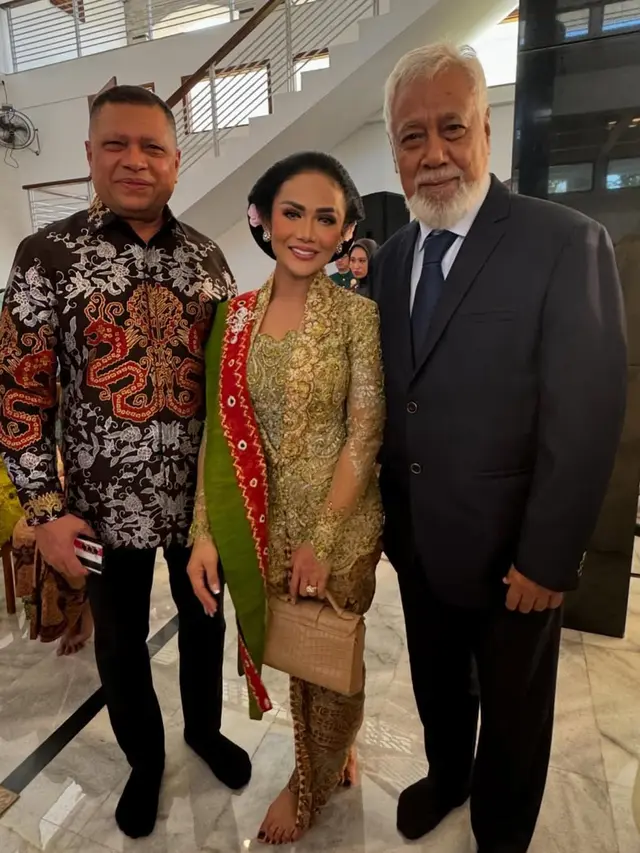 6 Potret Krisdayanti dalam Balutan Kebaya Tradisional, Elegan Penuh Keanggunan (instagram/krisdayantilemos).