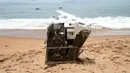 Sebuah puing pesawat kargo Antonov yang jatuh di lepas pantai Port-Bouet menewaskan 4 orang warga Moldovan di Abidjan (14/10). Pesawat yang disewa Tentara Prancis dengan membawa 10 penumpang jatuh dihantam ombak Pantai Gading. (AFP PHOTO / Sia KAMBOU)