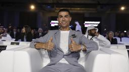 Pemain Portugal, Cristiano Ronaldo berpose saat menghadiri acara Globe Soccer Awards yang berlangsung di Dubai, Uni Emirat Arab, Jumat (27/12/2024) waktu setempat. (AP Photo/LaPresse/Fabio Ferrari)