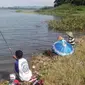 Sejumlah warga memancing di pinggir sungai Batanghari. (Liputan6.com/B Santoso)