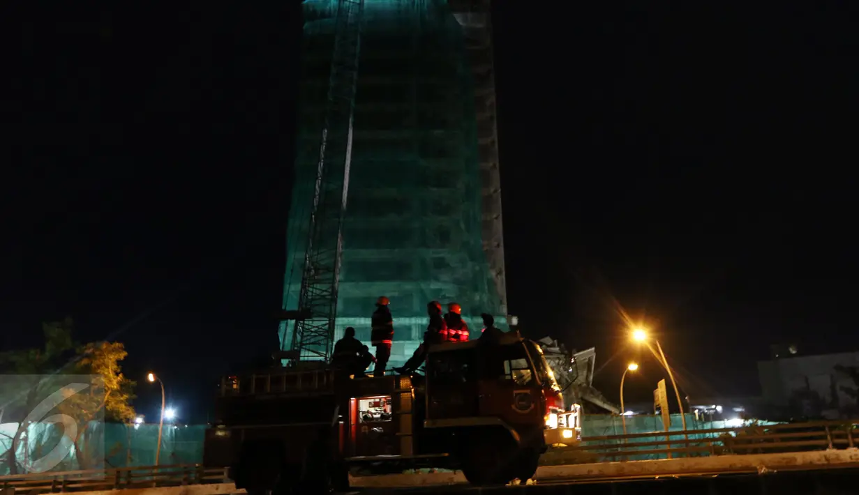Para pekerja melakukan proses pembongkaran gedung Bank Panin di Bintaro, Pondok Aren, Tangerang Selatan, Jumat (14/10). Pembebanan mengunakan bahan pasir seberat 150 ton. (Liputan6.com/Helmi Afandi)