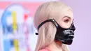 Penyanyi muda, Poppy menghadiri ajang penghargaan American Music Awards 2018 di Microsoft Theater, Los Angeles, Selasa (9/10). Namun, Poppy melengkapi penampilannya dengan masker hitam yang nyaris menutupi wajahnya. (Valerie MACON / AFP)