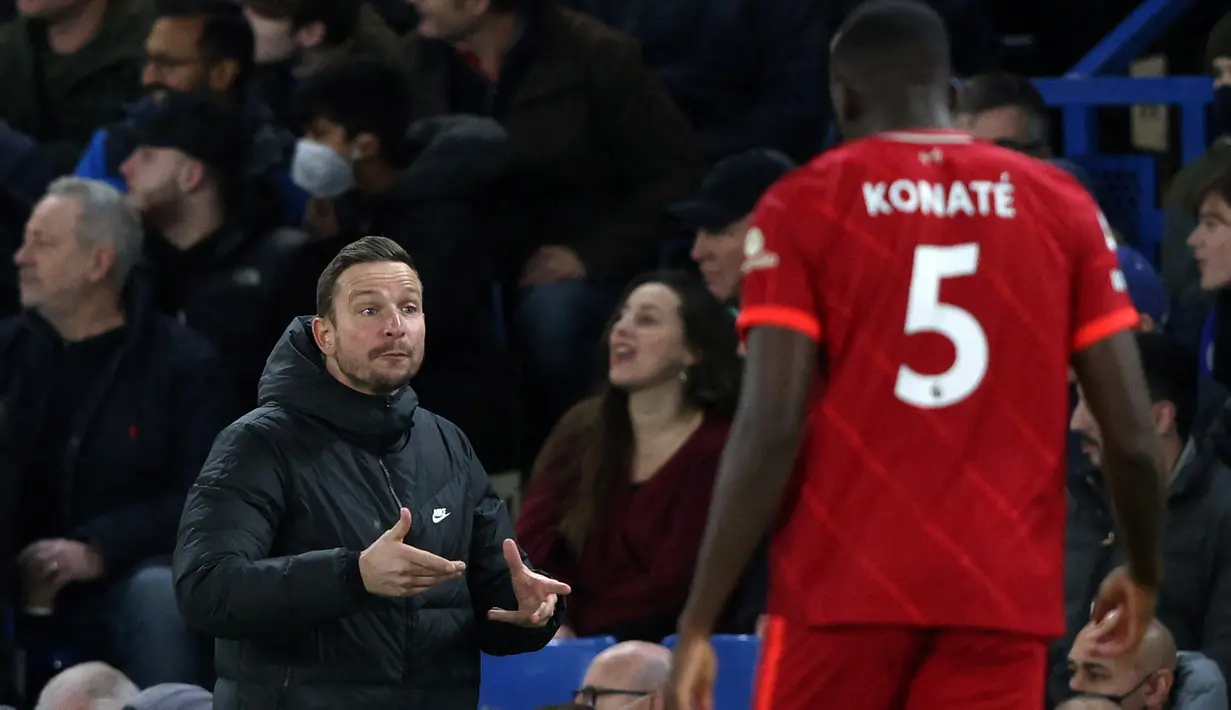 Asisten pelatih Pepijn Lijnders melakukan tugasnya menggantikan Jurgen Klopp mendampingi Liverpool dalam duel perebutan peringkat kedua di Liga Inggris tersebut. (AFP/Adrian Dennis)