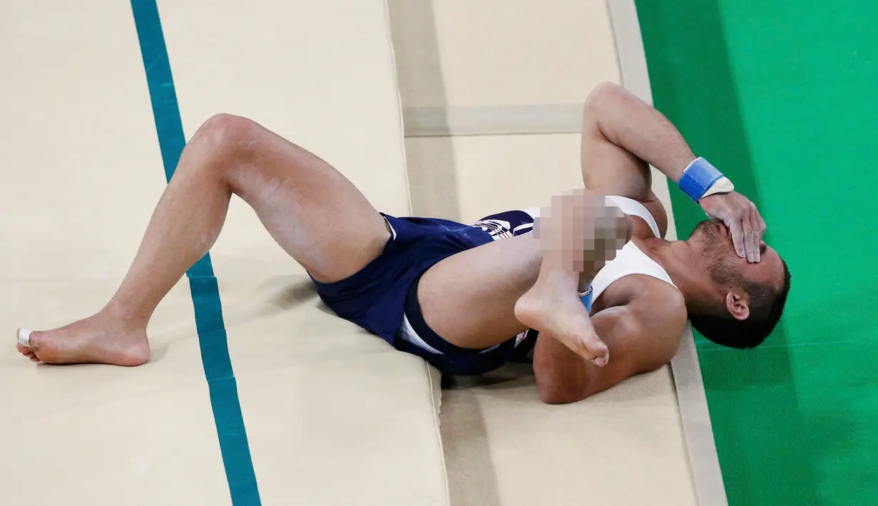 Atlet senam artistik Prancis Samir Ait Said terkulai lemah dengan posisi kaki patah pada babak kualifikasi Olimpiade Rio 2016 di Rio Olympic Arena, Brasil, Minggu (7/8). Samir gagal mendarat dan membuat kakinya patah. (REUTERS/Athit Perawongmetha)