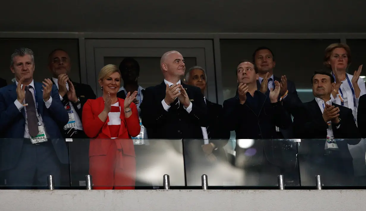 Presiden Kroasia, Kolinda Grabar-Kitarovic menyaksikan perempat final Piala Dunia 2018 di Fisht Stadium, Sabtu (7/7).  Kolinda duduk berdampingan dengan legenda timnas Kroasia, Davor Suker dan Presiden FIFA, Gianni Infantino. (AFP/Kirill KUDRYAVTSEV)