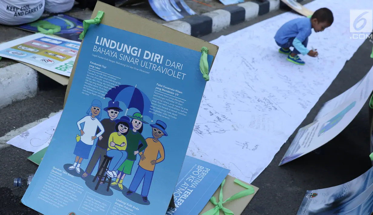 Pamflet Hari Ozon Sedunia 2018 di sekitar kawasan Bundaran HI, Jakarta, Minggu (16/9). Acara ini bagian dari peringatan Hari Ozon Sedunia 2018 dengan tema Keep Cool and Carry on! The Montreal Protocol. (Liputan6.com/Helmi Fithriansyah)