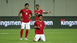 Gelandang timnas Indonesia U-23, Evan Dimas (6) bersimpuh jelang laga melawan Kamboja dalam lanjutan penyisihan Grup A Sea Games 2015 di Stadion Jalan Besar, Singapura, Sabtu (6/6/2015). Indonesia unggul 6-1 atas Kamboja. (Liputan6.com/Helmi Fithriansyah)