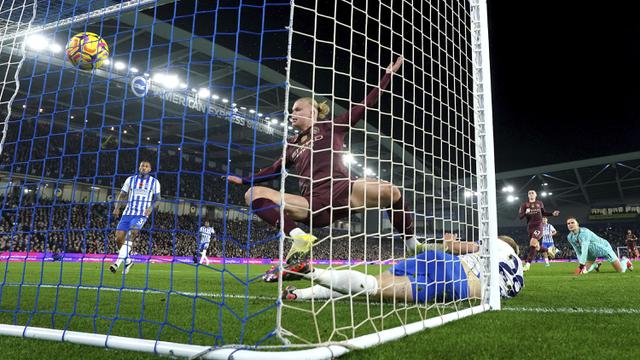 Foto: Momen Perkelahian Erling Haaland dengan Paul Van Hecke saat Man City Bertandang ke Brighton di Liga Inggris