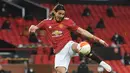 Striker Manchester United, Edinson Cavani melepaskan tendangan voli yang berbuah gol pertama timnya ke gawang Granada dalam laga leg kedua perempatfinal Liga Europa 2020/2021 di Old Trafford Stadium, Manchester, Kamis (15/4/2021). Manchester United menang 2-0 atas Granada. (AFP/Oli Scarff)