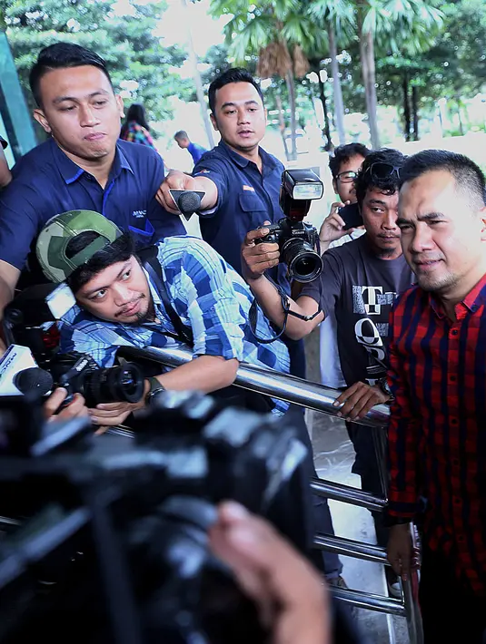 Saipul Jamil tiba di kantor KPK sekitar pukul 11.30 WIB. Dengan mengenakan kemeja kotak-kotak, ia masih mengumbar senyum pada wartawan yang berada di gedung KPK. (Nurwahyunan/Bintang.com)