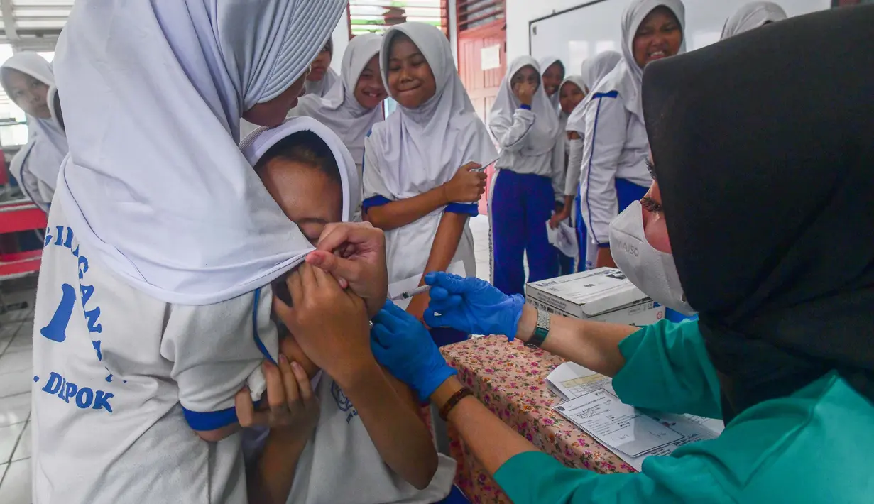 Paramedis Puseksmas Cinere menyuntikkan vaksin imunisasi HPV (Human Papillomavirus) ke murid kelas V sekolah dasar (SD) saat pelaksanaan Bulan Imunisasi Anak Sekolah (BIAS) 2026 di SDN Gandul 1, Depok, Jawa Barat, Kamis, 06 Agustus 2026. (KLY/Arie Basuki).