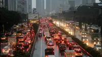 Sejumlah Kendaraan terjebak macet dikawasan Duren tiga Jakarta Selatan, Jakarta, Senin (23/5). Akibat hujan lebat beberapa ruas jalan tergenang banjir. (Liputan6.com/Yoppy Renato)