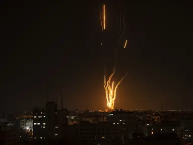 Roket diluncurkan dari Jalur Gaza menuju Israel, di Gaza, Rabu, 10 Mei 2023. (AP Photo/Fatima Shbair)