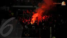 Meski sudah ada larangan dari panita pelaksana pertandingan namun masih saja ada suporter yang nekad membakar flare saat laga Persija vs Semen Padang di stadion GBK Jakarta (Liputan6.com/Helmi Fithriansyah)