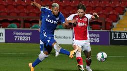 Striker Everton, Richarlison, berebut bola dengan pemain Fleetwood pada laga Piala Inggris, Kamis (24/9/2020) dini hari WIB. Everton menang 5-2 atas Fleetwood. (AFP/Alex Livesey/pool)