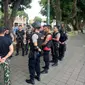 Personel polisi bersenjata melakukan briefing sebelum melakukan penjagaan di Markas Polres Banjarnegara. (Liputan6.com/Muhamad Ridlo).