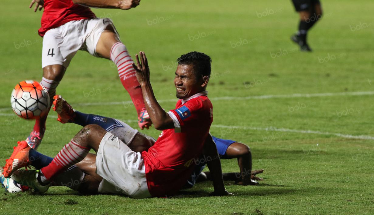 Pemain Persija, Ramdani Lestaluhu terjatuh saat berebut bola dengan pemain Persib Bandung pada laga Torabika SC 2016 di Stadion Gelora Bandung Lautan Api, Bandung, Sabtu (16/7/2016). (Bola.com/Nicklas Hanoatubun)