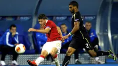 Gelandang PSV Eindhoven Arias Santiago (kiri) mencoba melakukan tembakan keras pada pertandingan sepak bola Liga Eropa Grup B antara FC Dinamo Zagreb vs PSV Eindhoven di stadion Maksimir, Zagreb (07/11/13). (AFP/Stringer)