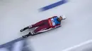 Kendija Aparjode mempercepat lajunya di lintasan dalam perlombaan Piala Dunia Luge di Innsbruck, Austria. (Foto: AP/Andreas Schaad)