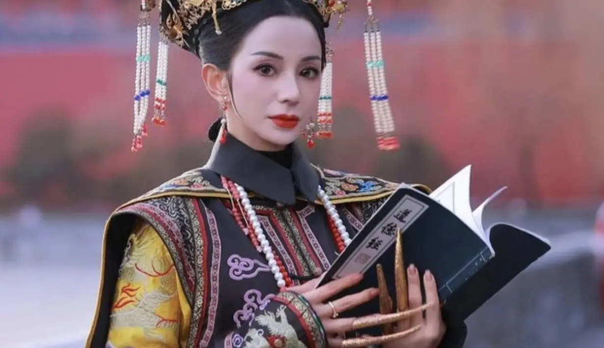 Hiasan tipi, mutiara, serta aksesori kuku, melengkapi tampilan Kirana yang totalitas. [Foto: Instagram/ Kirana Larasati]