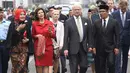 Walikota Bandung Ridwan Kamil saat menerima kunjungan Raja Carl XVI Gustaf, dan Ratu Silvia dari Swedia, Bandung, Rabu (24/5). Para bangsawan Swedia saat ini sedang dalam kunjungan kenegaraan tiga hari di Indonesia. (AP Photo / Dita Alangkara)