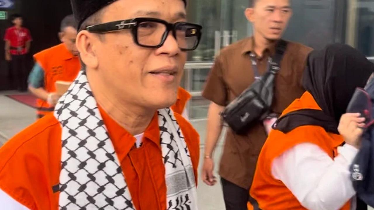Wamenaker Immanuel Ebenezer saat dilimpahkan ke jaksa